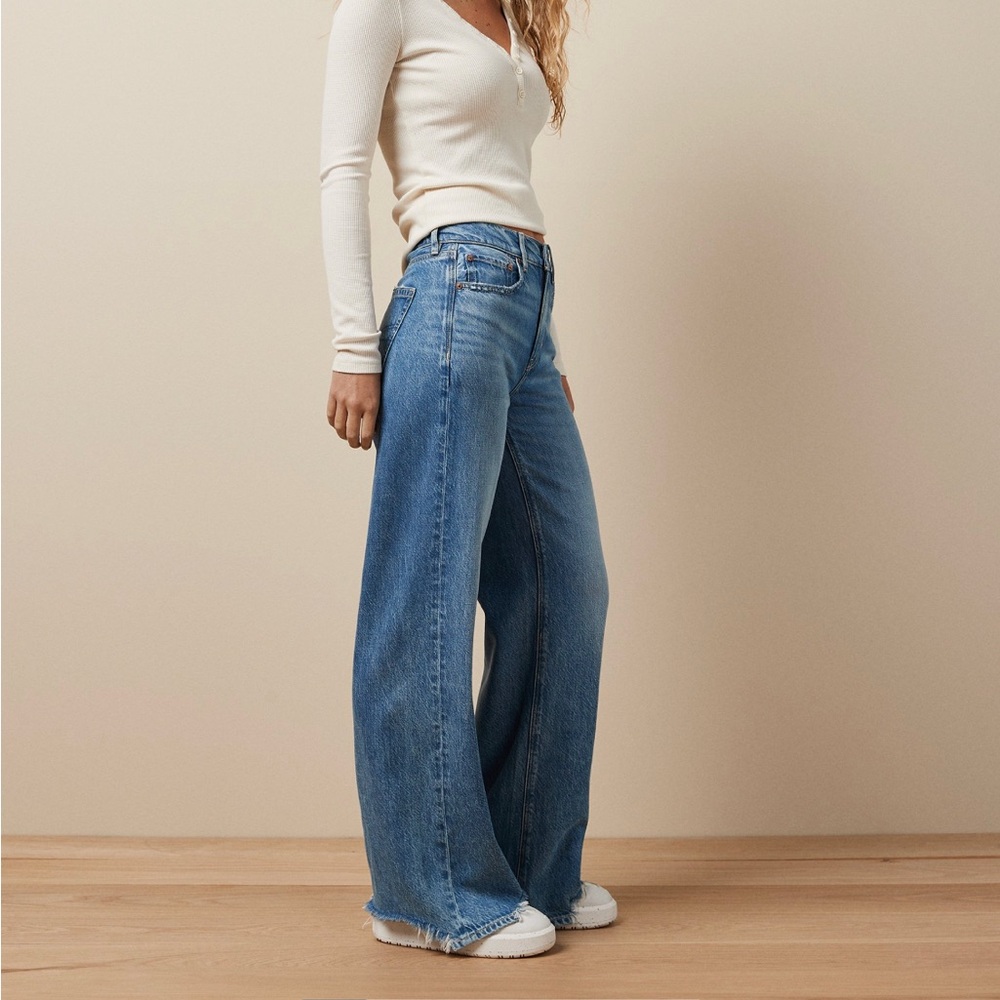 American Eagle Women’s Dreamy Drape Super High Waisted Baggy Wide Leg Jeans. 10S
